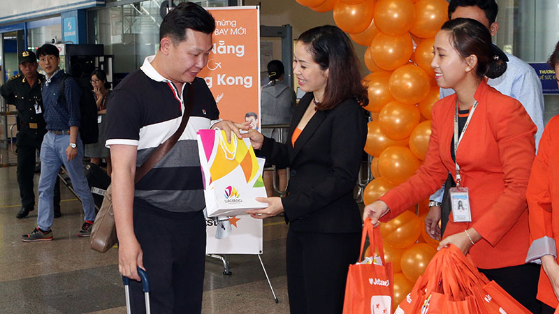 A tourist from Hong Kong is welcomed by Da Nang’s tourism department on the launching of a new air route Hong Kong-Da Nang on Monday.